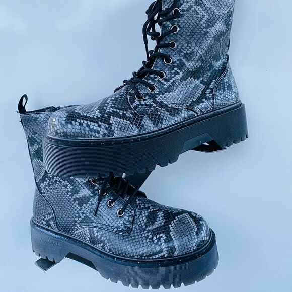 Fashion Nova Combat Boots US 10 NEW - Picture 1 of 6